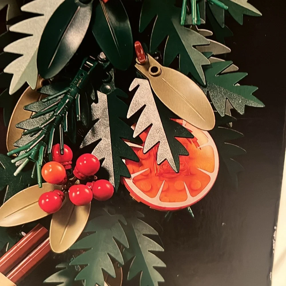 LEGO Icons Botanical Collection (10340) Christmas Wreath - Picture 8 of 11